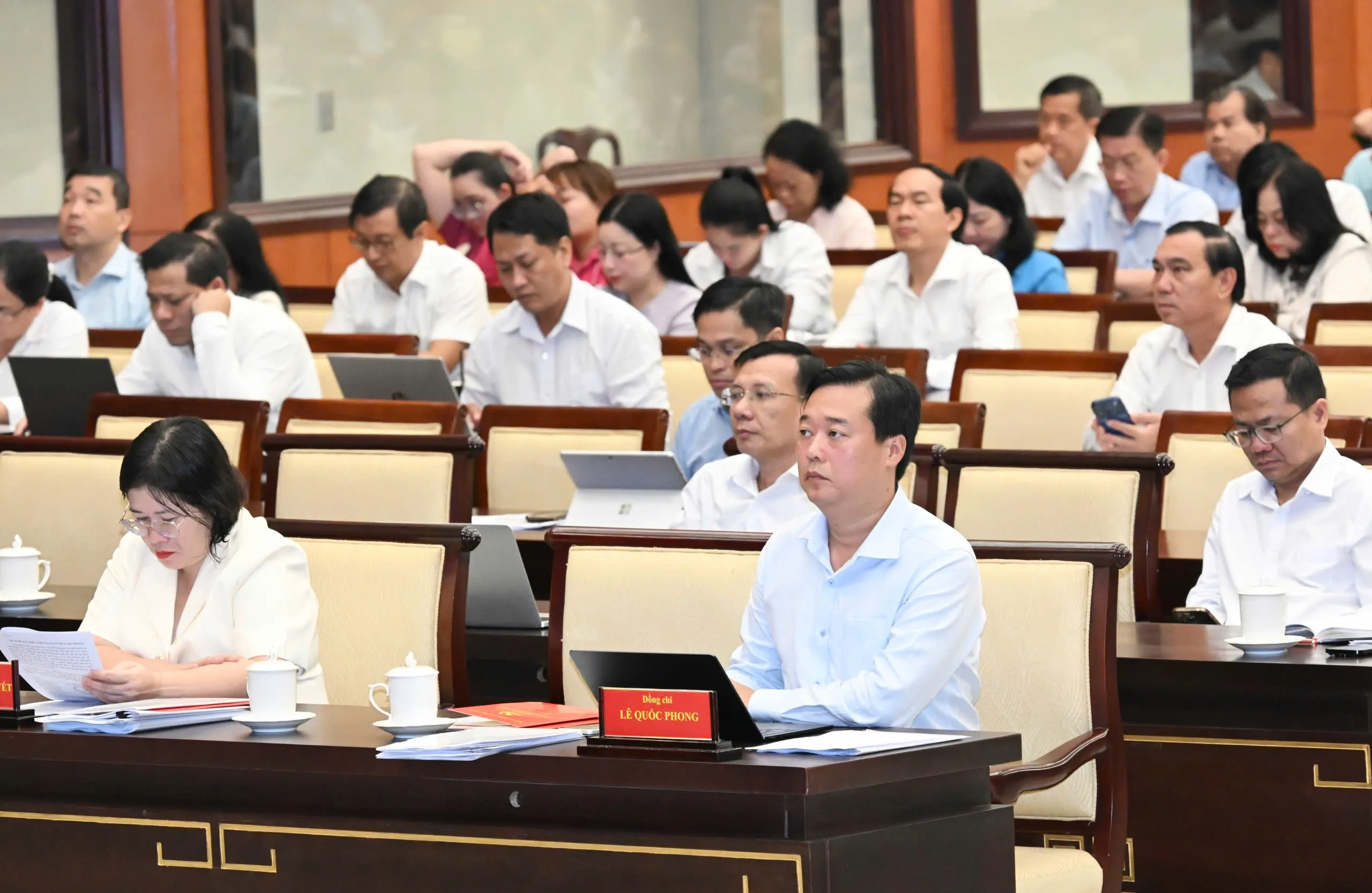 Đồng chí Lê Quốc Phong và đồng chí Văn Thị Bạch Tuyết cùng các đại biểu dự hội nghị