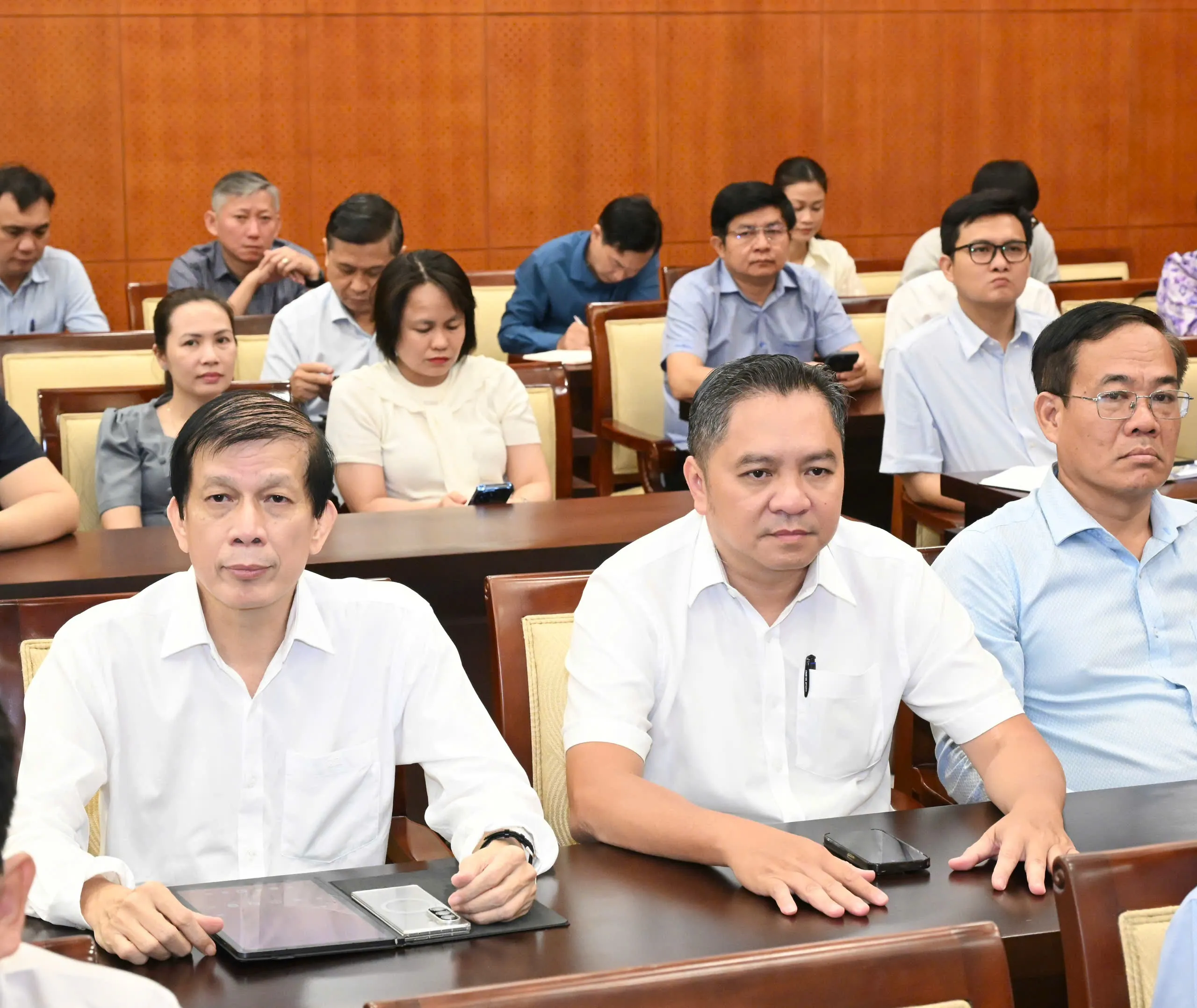 Lãnh đạo các cơ quan, đơn vị dự hội nghị