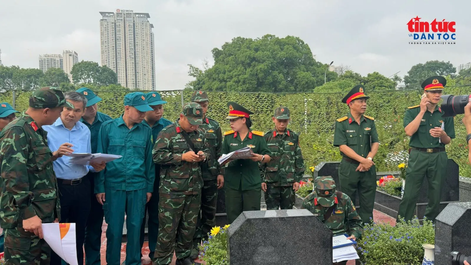Đại diện Sở Nội vụ Hà Nội cho biết, Nghĩa trang Mai Dịch đã qua nhiều lần tôn tạo, sửa chữa, vì vậy sẽ gặp nhiều khó khăn trong quá trình thực thi nhiệm vụ.