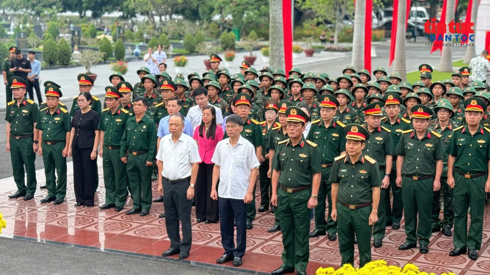 Ngày 7/8, tại Nghĩa trang Mai Dịch, Ban Chỉ đạo TP Hà Nội về tìm kiếm, quy tập và xác định danh tính hài cốt liệt sĩ trang trọng tổ chức lễ dâng hương tưởng niệm và chính thức triển khai công tác lấy mẫu hài cốt liệt sĩ chưa xác định được thông tin để phục vụ giám định ADN.
