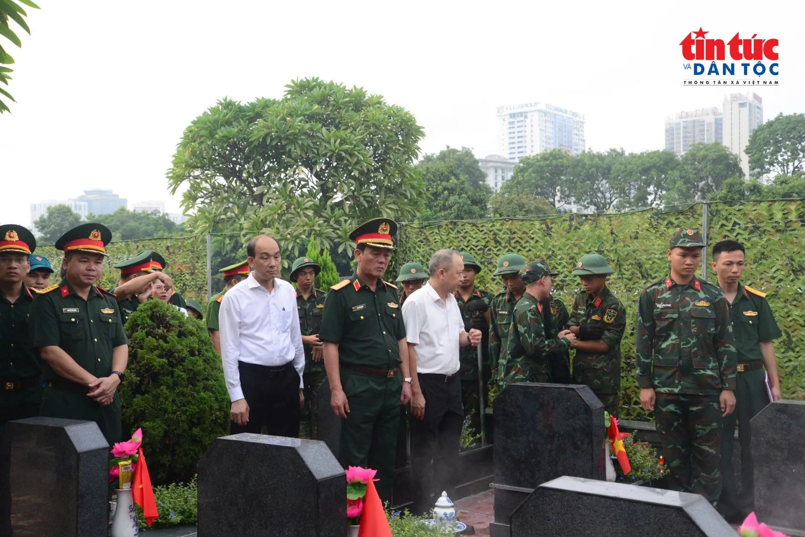 Đại diện Bộ Tư lệnh Thủ đô Hà Nội cho biết, hầu hết các liệt sĩ tại Nghĩa trang Mai Dịch đều hy sinh trong thời kỳ kháng chiến chống thực dân Pháp (an táng trước năm 1956), chỉ có một số ít hy sinh trong thời kỳ kháng chiến chống Mỹ cứu nước và bảo vệ biên giới Tây Nam.
