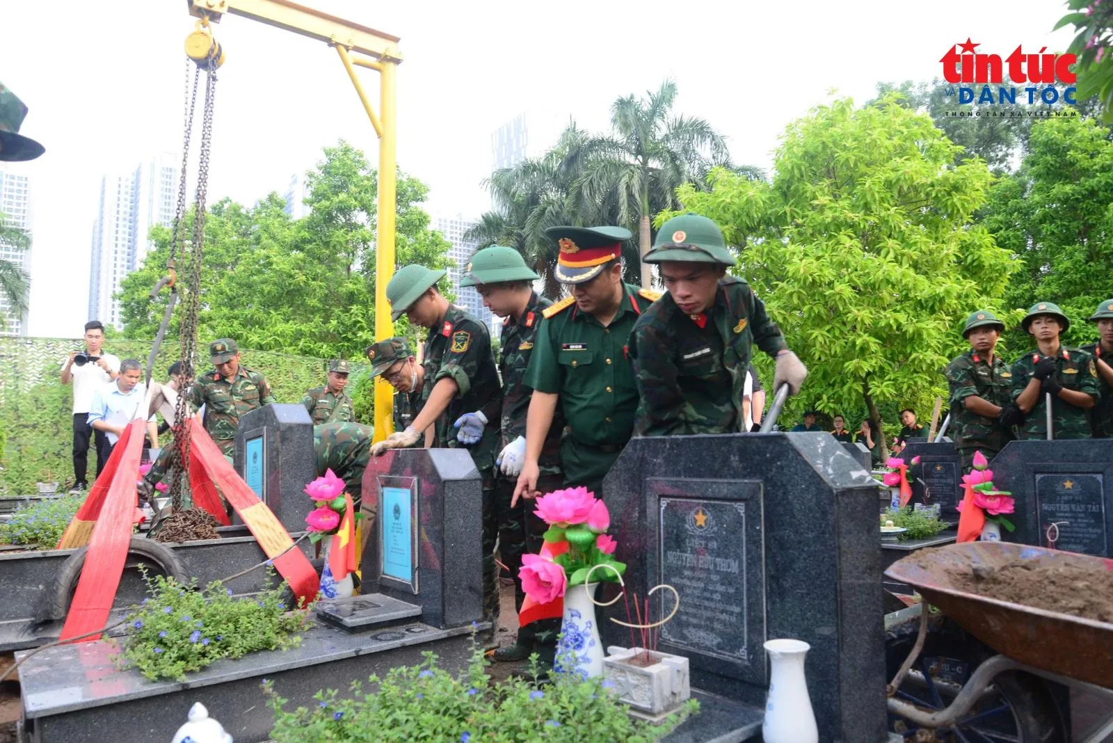 Tính đến ngày 7/8, toàn Thành phố đã lấy được 97 mẫu hài cốt liệt sĩ tại 2 nghĩa trang liệt sĩ cấp Thành phố và 4 nghĩa trang liệt sĩ cấp xã, phường.