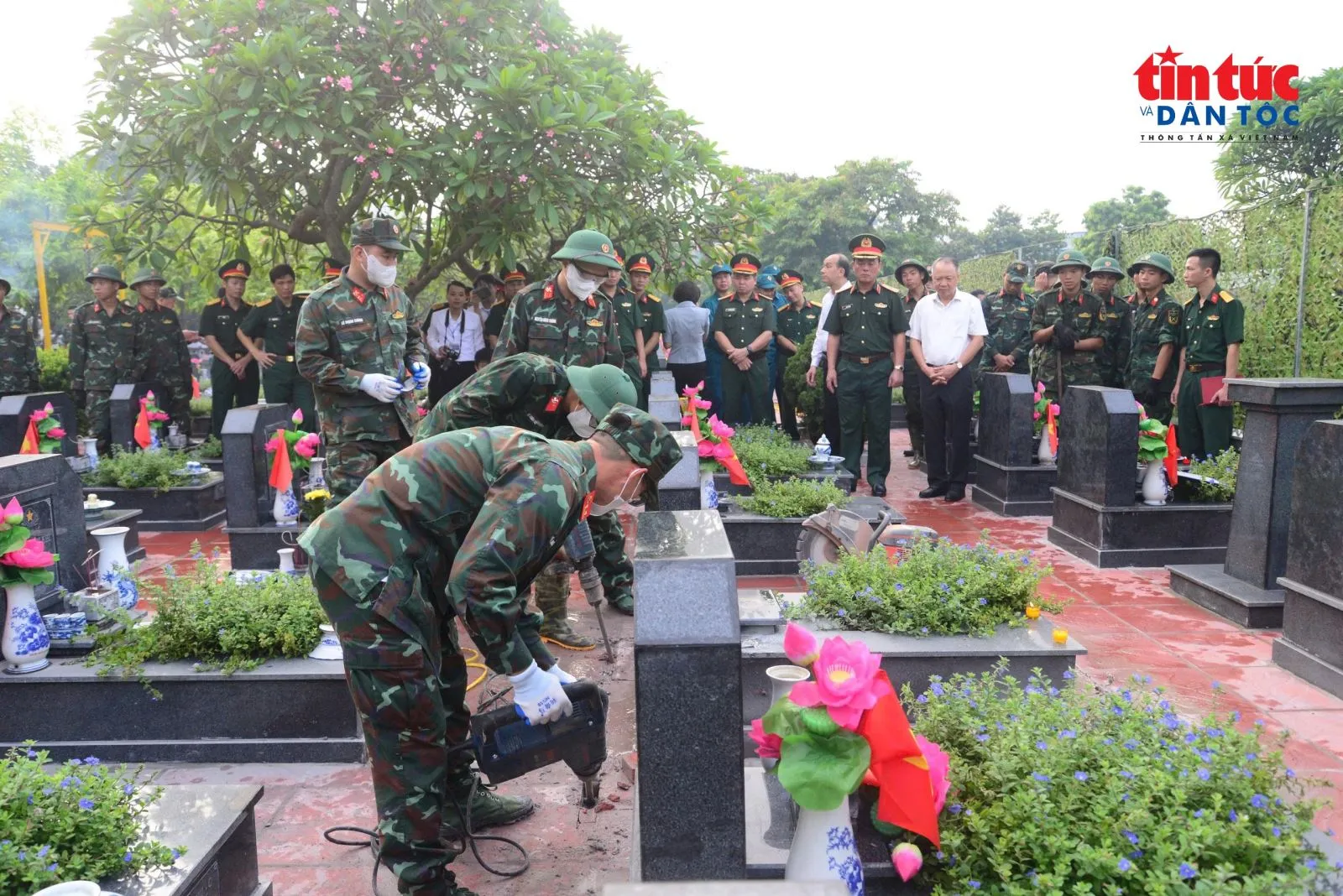 Bộ Tư lệnh Thủ đô Hà Nội cho biết, trên địa bàn thành phố có 4.532 mộ liệt sĩ chưa xác định được thông tin cần lấy mẫu, tại 233 Nghĩa trang liệt sĩ. Trong đó có 3 nghĩa trang liệt sĩ Thành phố quản lý (Mai Dịch, Ngọc Hồi và Nhổn), 230 nghĩa trang ở các xã, phường.