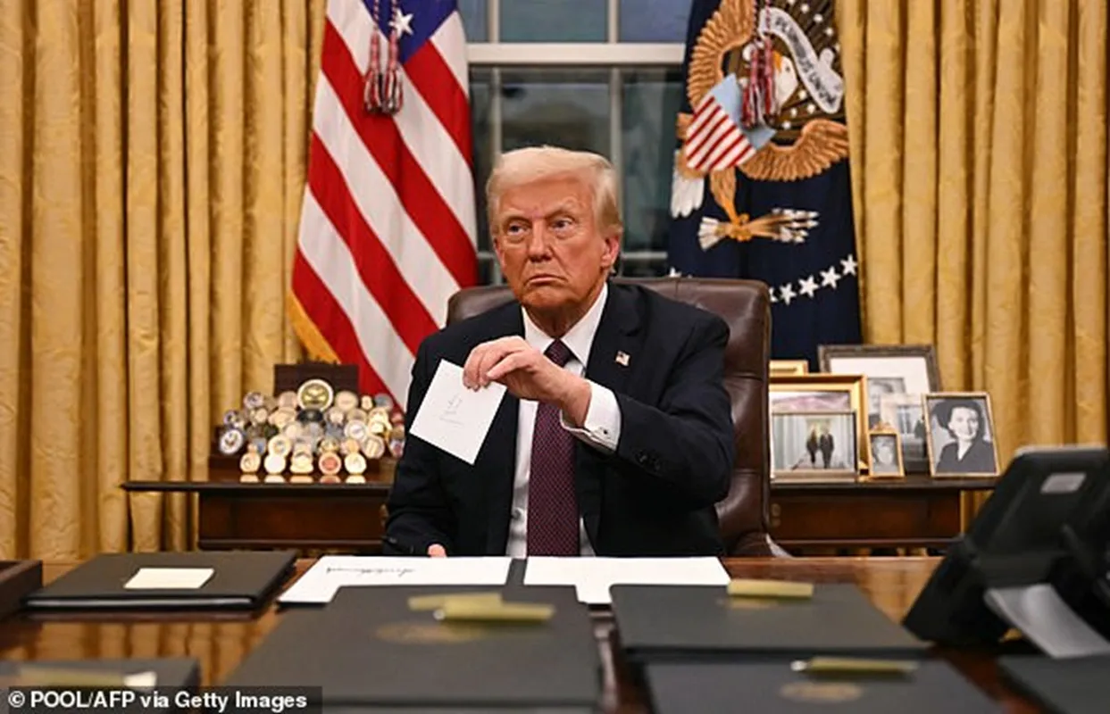 Ông Trump tại Phòng Bầu Dục tại Nhà Trắng