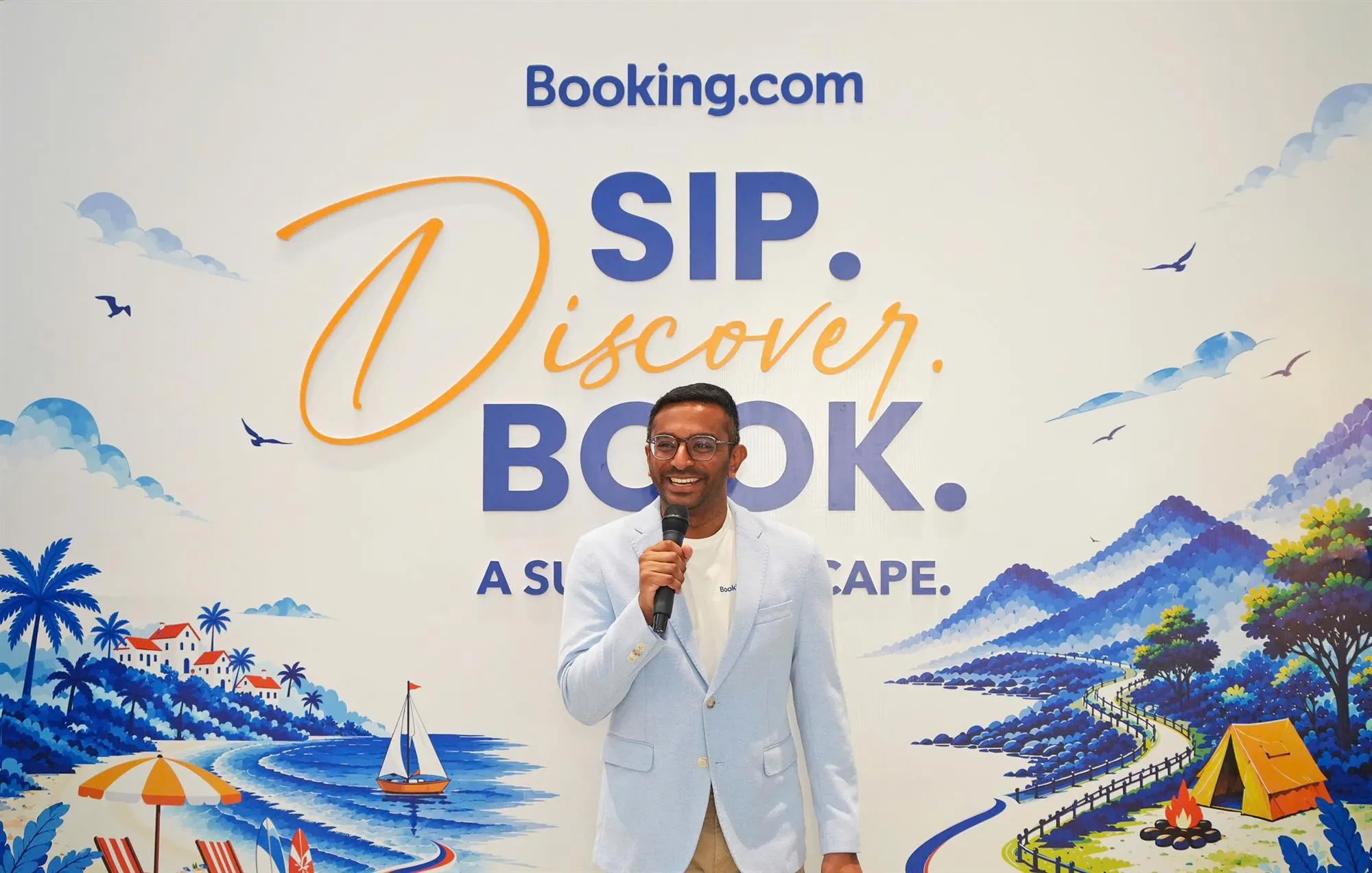 Ông Branavan Aruljothi, Giám đốc Quốc gia của Booking.com tại Việt Nam, phát biểu tại sự kiện  - Ảnh: Đông Huyền