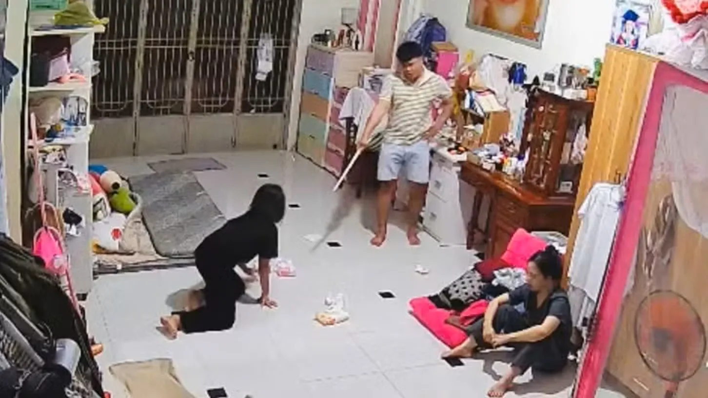 Đối tượng Dương Đại Long bạo hành con riêng của nhân tình, mỗi lần đánh đều có mặt mẹ của cháu bé nhưng không can ngăn - Ảnh: CA