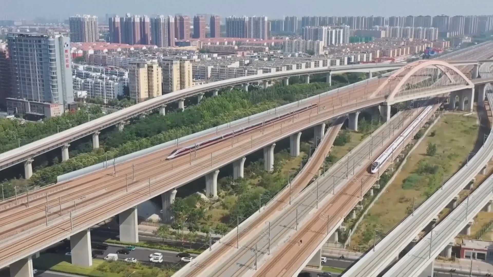 Du khách quốc tế trải nghiệm công nghệ cao trong hành trình khám phá Trung Quốc
