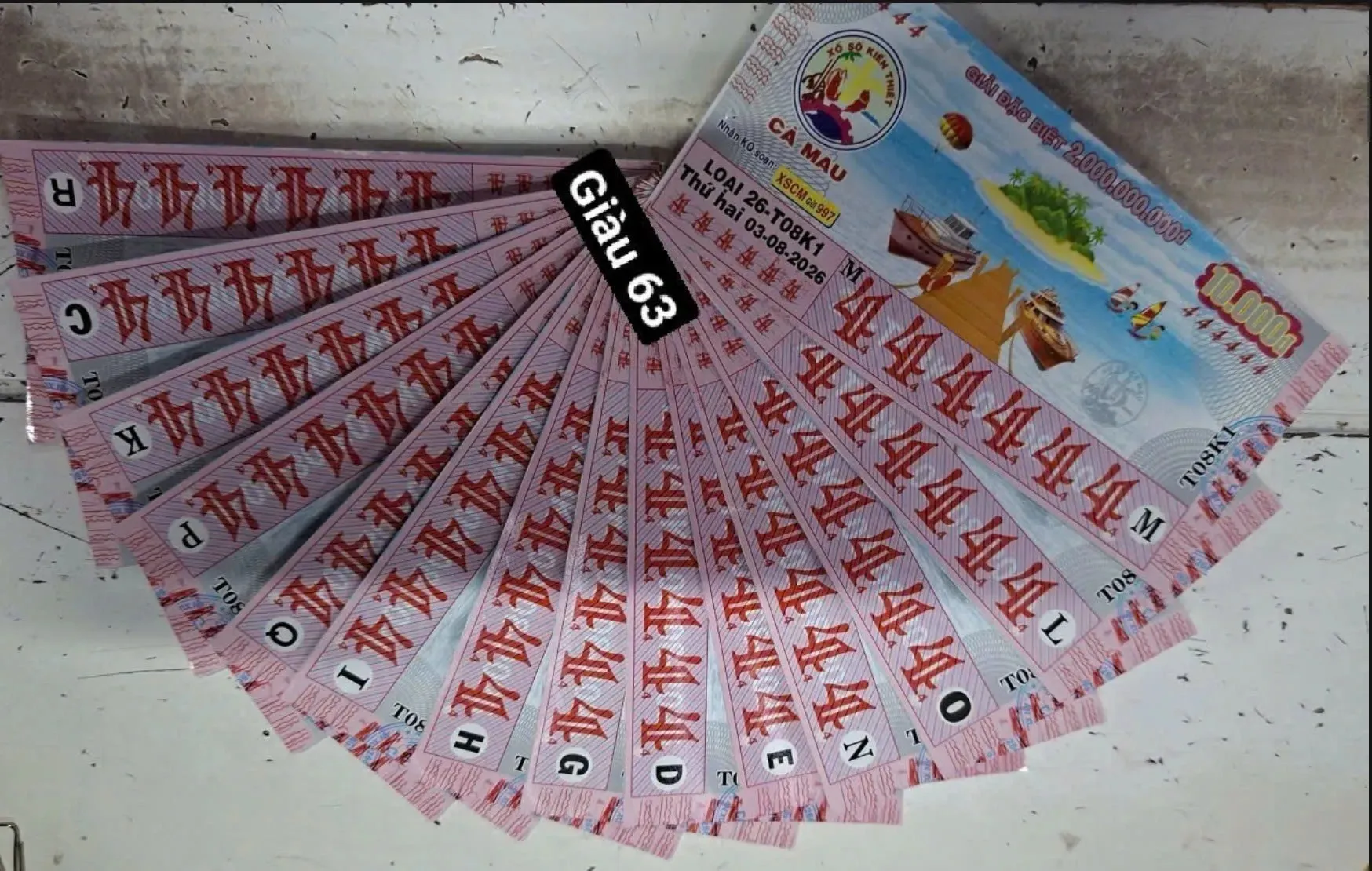 Những vé số đẹp dãy 444444 trúng xổ số miền Nam ngày 3 tháng 8 đài Cà Mau xuất hiện - Ảnh: NVCC
