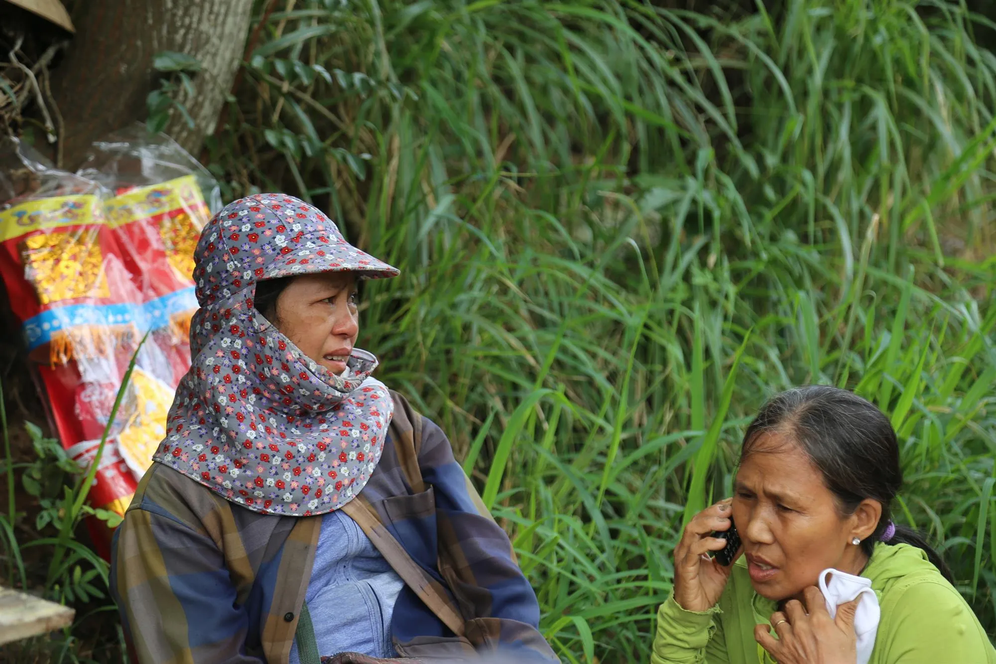 Người thân các nạn nhân chờ ngóng tin tại lối vào cây đa 1.000 tuổi trên bán đảo Sơn Trà - Ảnh: Trường Trung - TTO