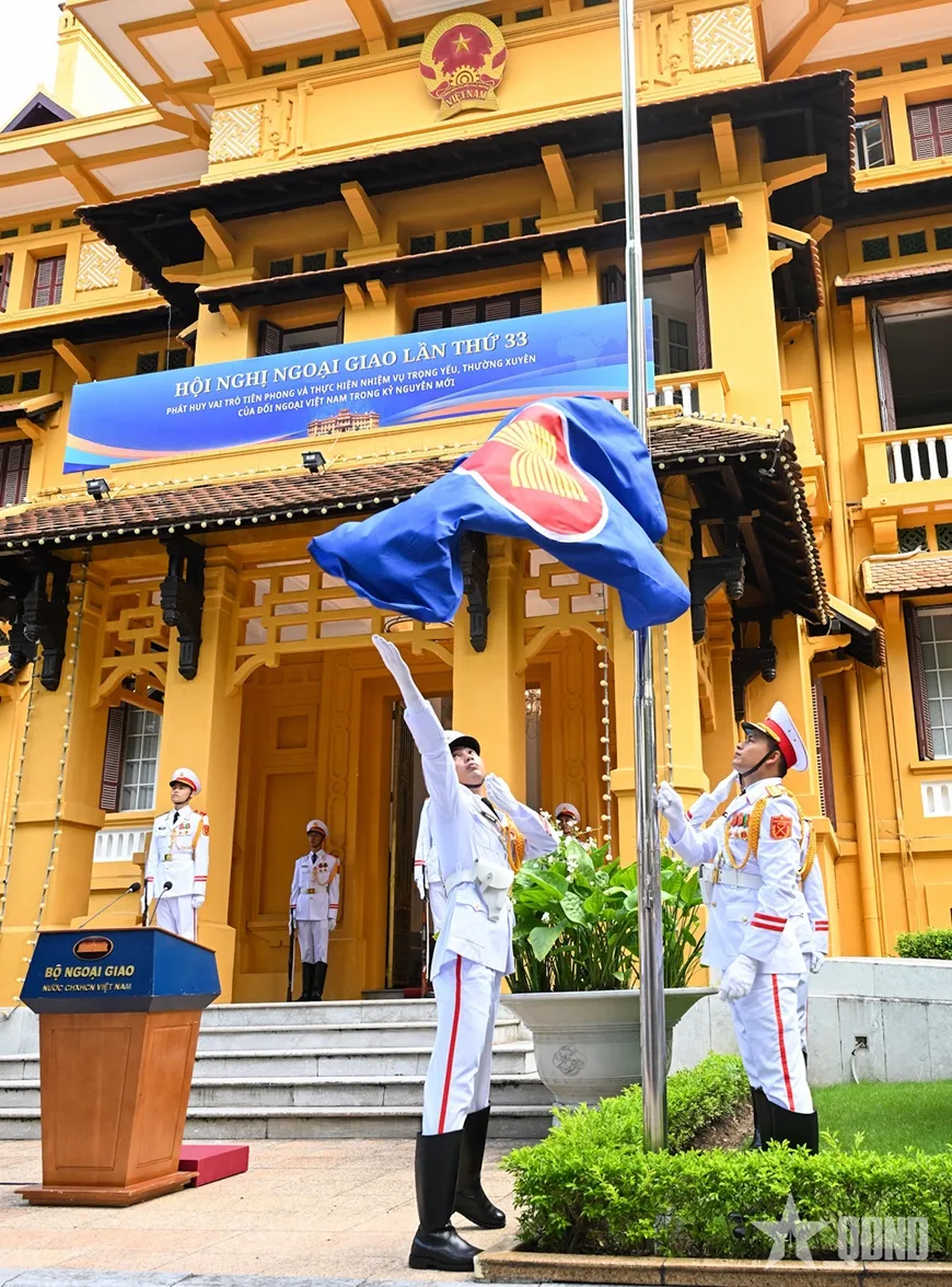 Lễ thượng cờ kỷ niệm 59 năm Ngày thành lập ASEAN (Ảnh: TRỌNG HẢI) Lễ thượng cờ kỷ niệm 59 năm Ngày thành lập ASEAN (Ảnh: TRỌNG HẢI)