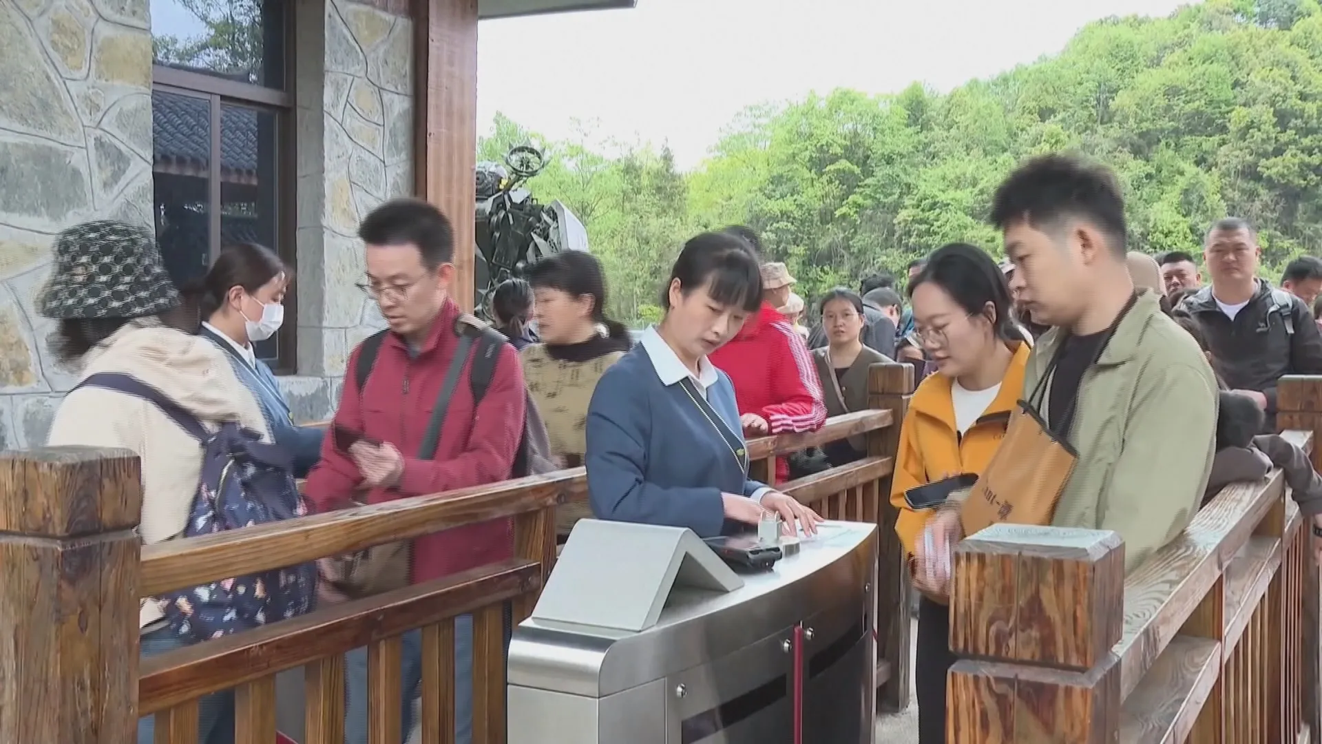 Du khách quốc tế trải nghiệm công nghệ cao trong hành trình khám phá Trung Quốc