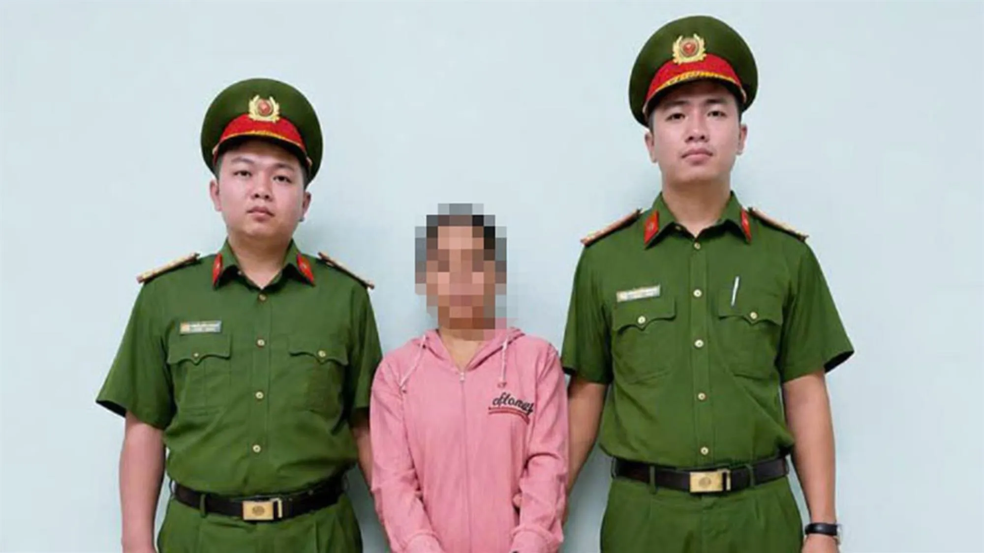 Cơ quan điều tra đã bắt khẩn cấp với bảo mẫu liên quan - Ảnh: CA