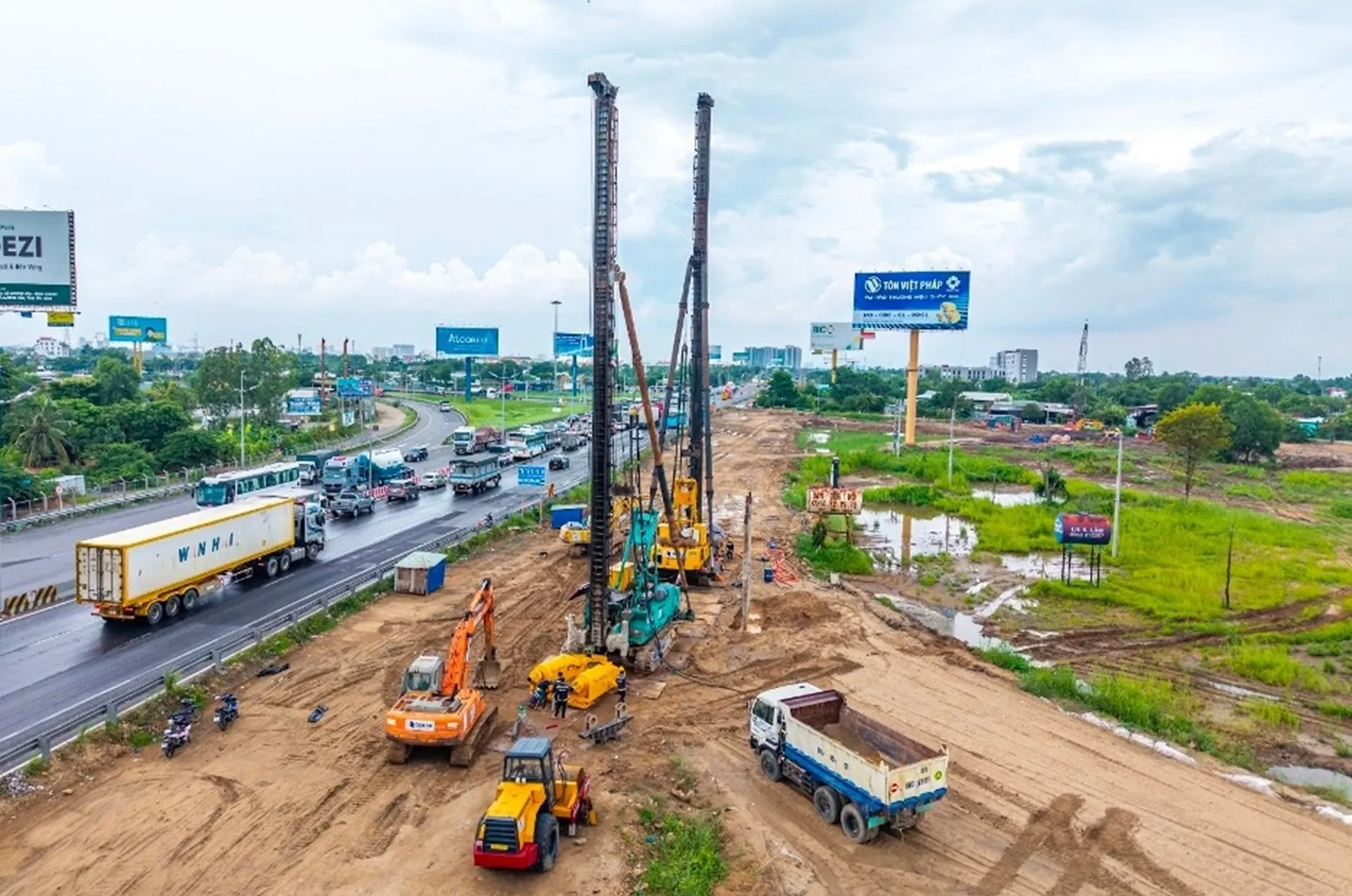 Máy móc, thiết bị đã được tập kết tại công trường nhưng chỉ có thể hoạt động trong phần mặt bằng hẹp đã được giải phóng từ giai đoạn trước - Ảnh: VOV