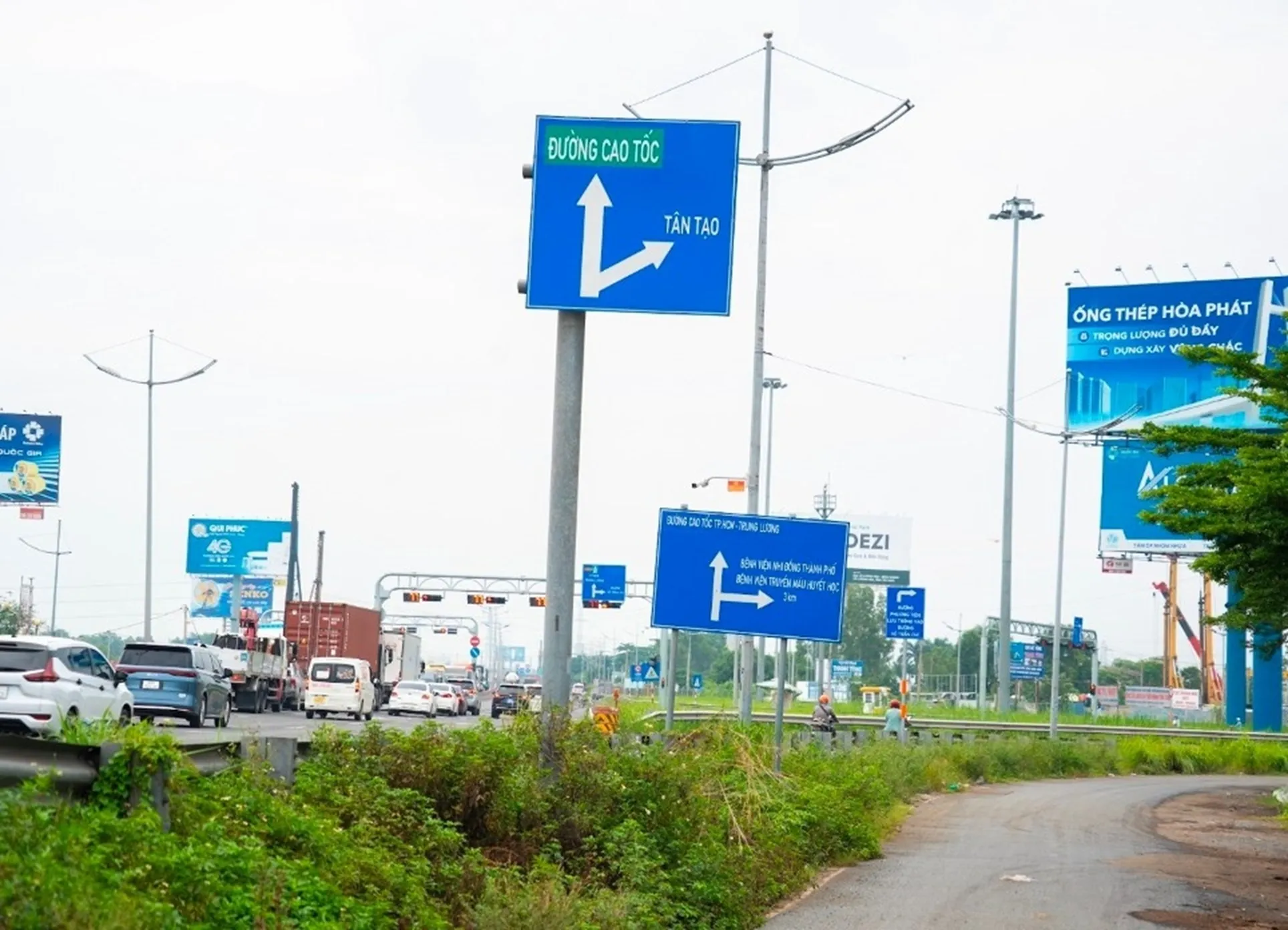 Hệ thống biển báo, pano quảng cáo và công trình phụ trợ dày đặc trong phạm vi nút giao khiến nhiều mũi thi công trên địa bàn TP. Hồ Chí Minh chưa thể triển khai - Ảnh: VOV