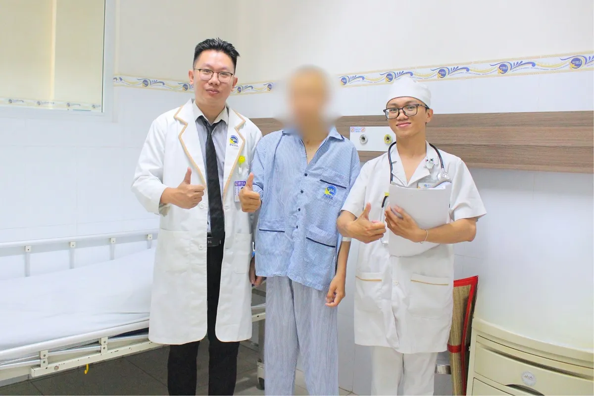 Hình chụp bs Rô pin thăm khám bn S (1)
