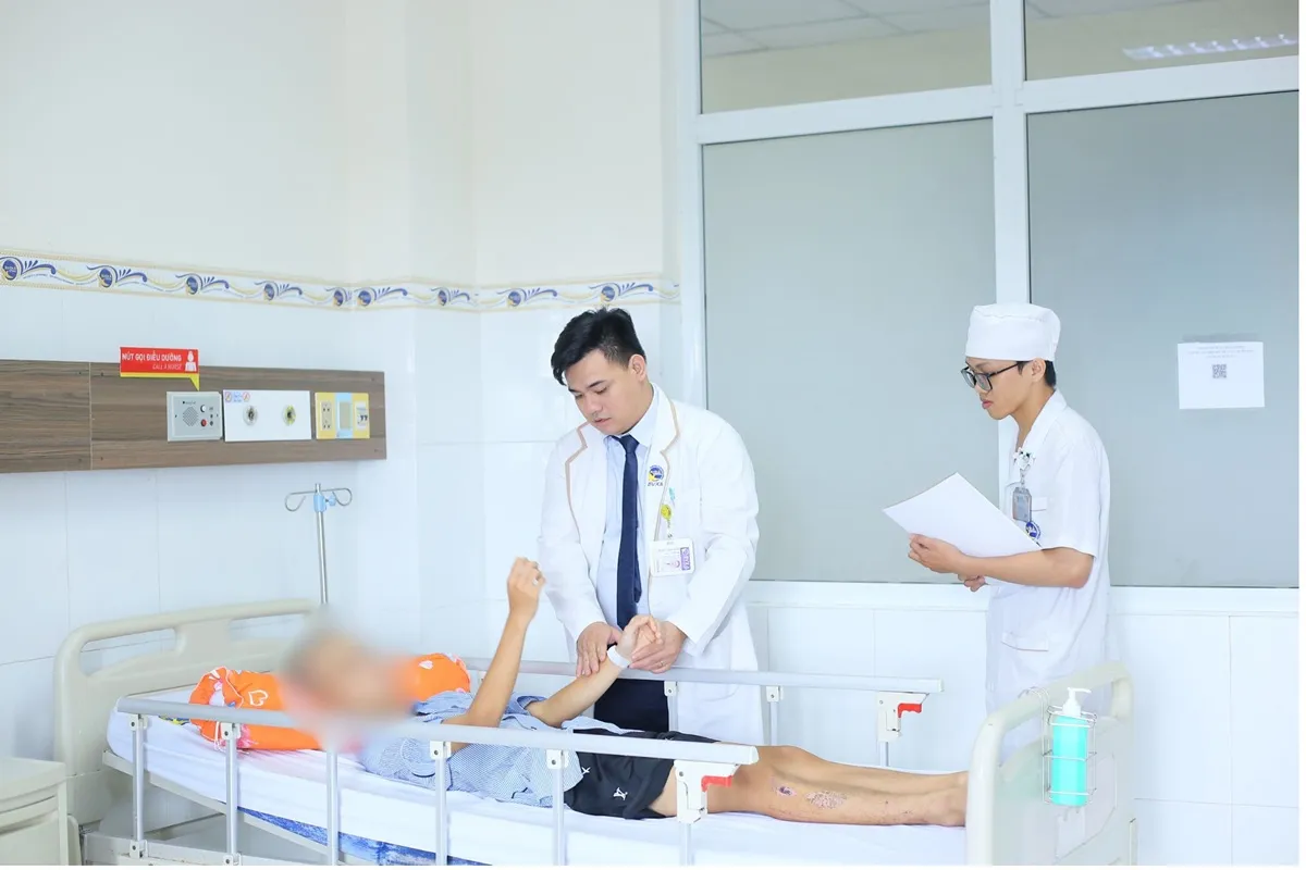 Hình chụp bs Tường thăm khám bn H (6)