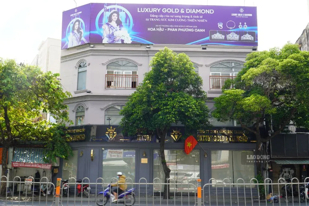 Cửa hàng Luxury Gold & Diamond thông báo tiếp tục tạm ngừng hoạt động cho đến khi có thông báo mới - Ảnh: Hạ Mây - Lao Động