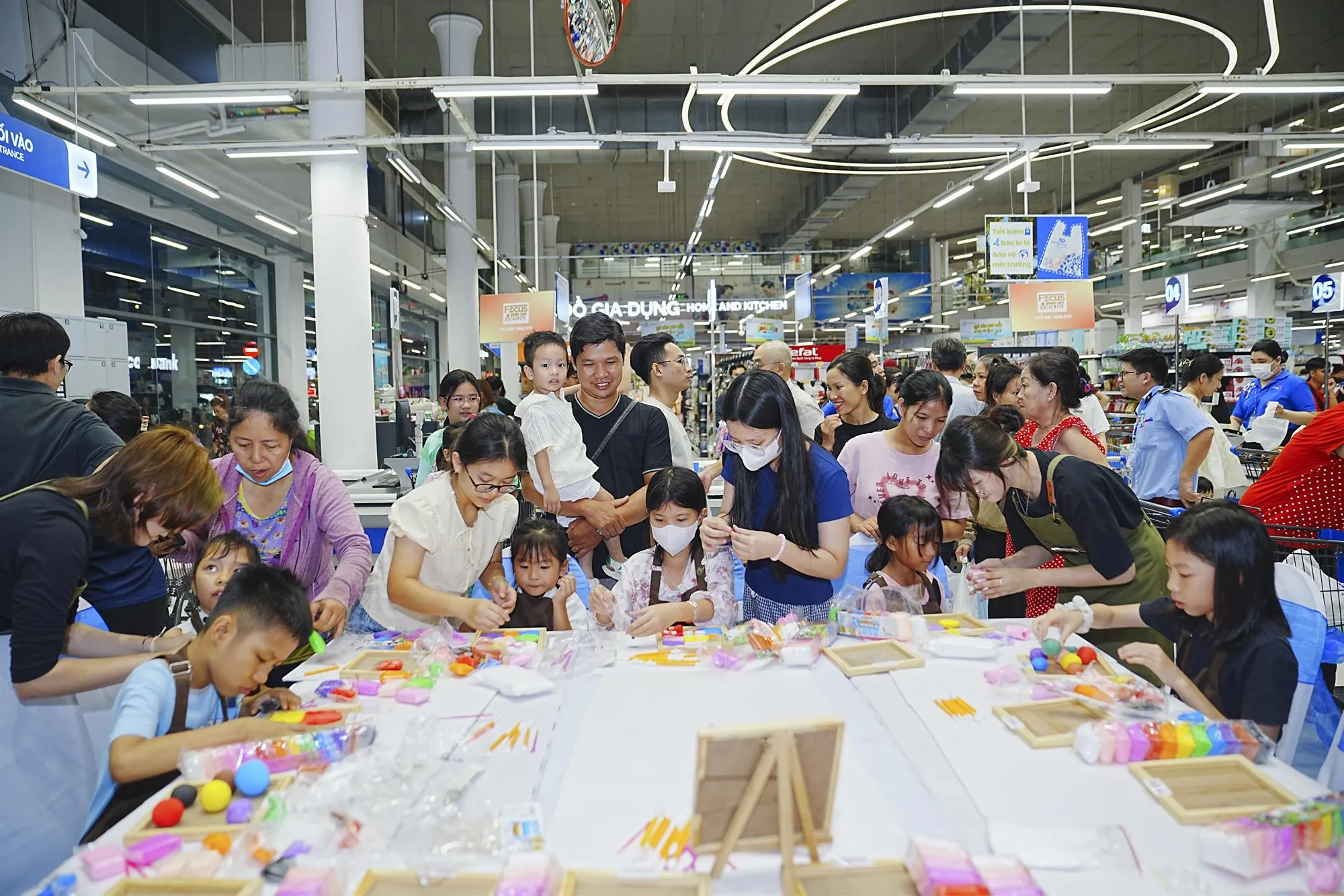 Saigon Co.op thường xuyên tổ chức các hoạt động trải nghiệm cuối tuần tại các điểm bán, tạo thêm điểm đến vui chơi và gắn kết cho các gia đình.