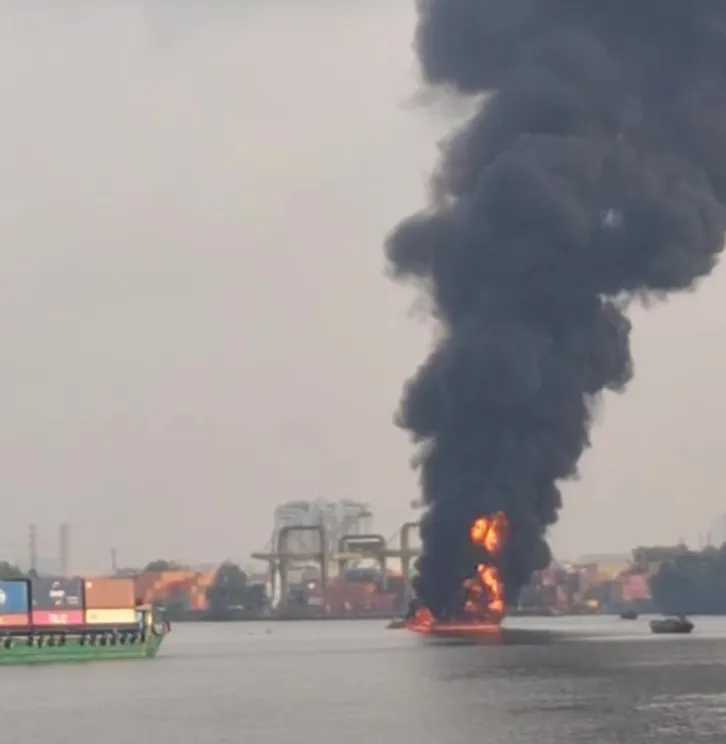 Ghe gỗ đang đi bất ngờ phát nổ, 3 người văng xuống sông Sài Gòn, một người tử vong - Ảnh cắt từ clip - TTO