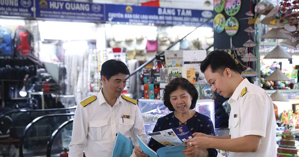 Chính phủ đang chuẩn bị trình Quốc hội xem xét giảm 30% thuế thu nhập trong năm 2026-2027 cho hộ, cá nhân kinh doanh và doanh nghiệp có mức doanh thu đến 10 tỷ đồng; và nâng mức doanh thu để xác định phương pháp tính thuế đơn giản - Ảnh: Báo Chính Phủ