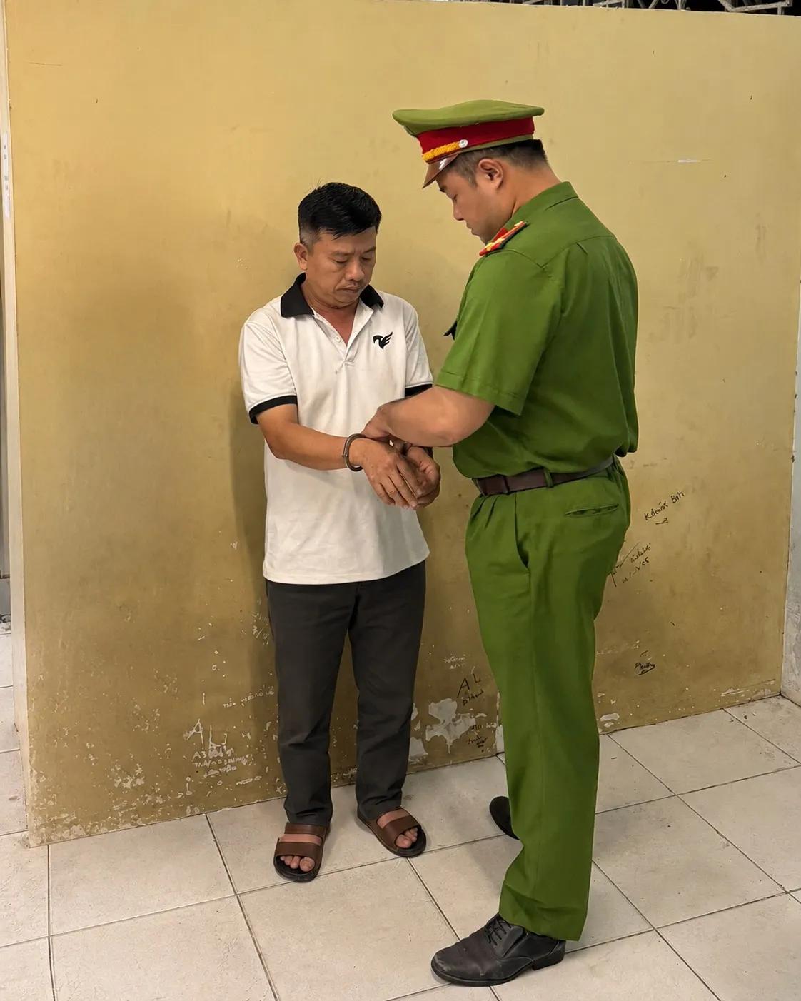 Lợi dụng mác Trưởng Ban quản lý, lừa bán căn hộ tái định cư chiếm đoạt 2,1 tỷ đồng - Ảnh 2. Lợi dụng mác Trưởng Ban quản lý, lừa bán căn hộ tái định cư chiếm đoạt 2,1 tỷ đồng - Ảnh 2.