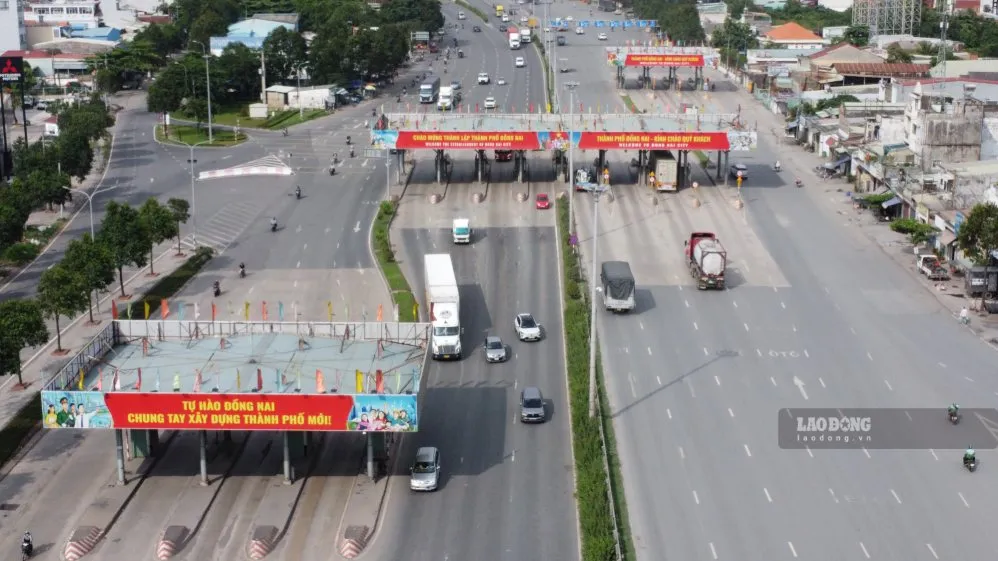 Toàn cảnh trạm thu phí cầu Đồng Nai - Ảnh: HAC - Lao Động