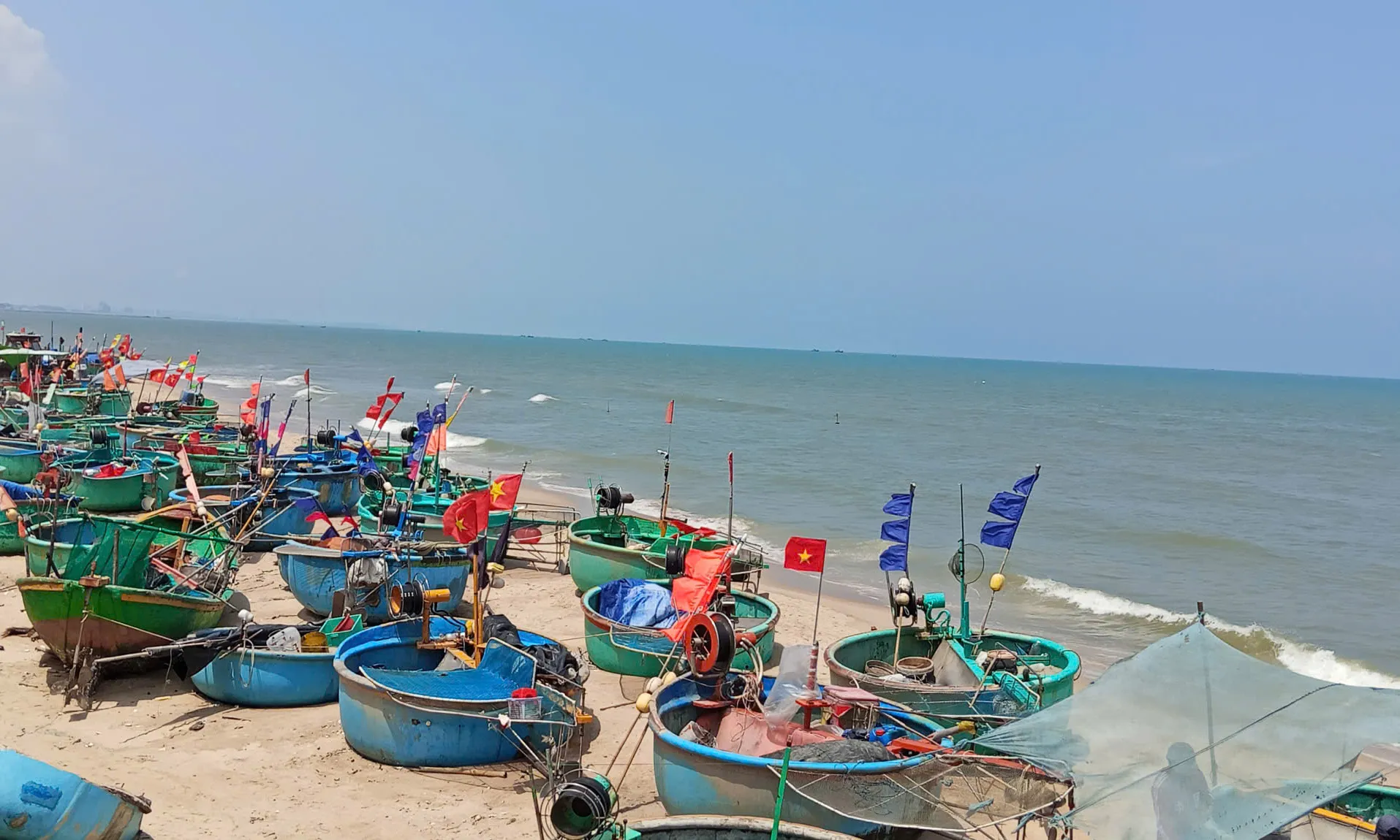 Từ đêm 10/8: Biển Đông có nơi sóng cao 5 mét