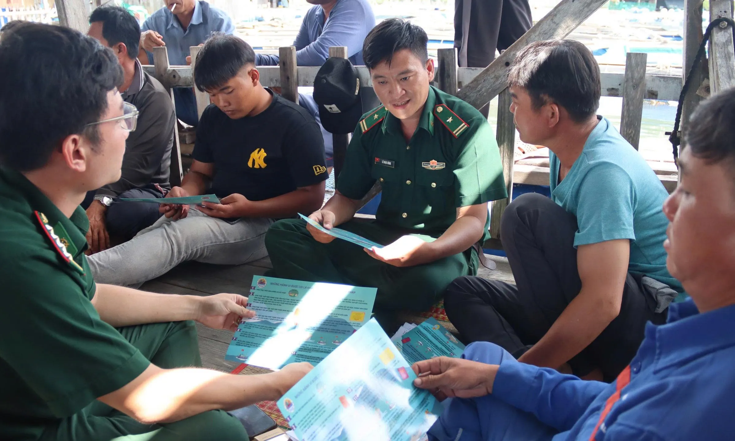 Trực tiếp đến lồng bè hướng dẫn pháp luật cho hộ nuôi trồng thủy sản