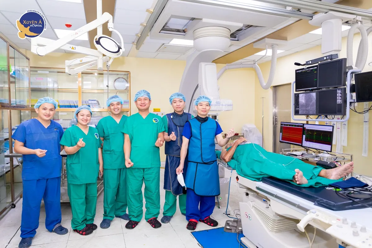 Các Bác sĩ thị phạm trong phòng mổ-h2