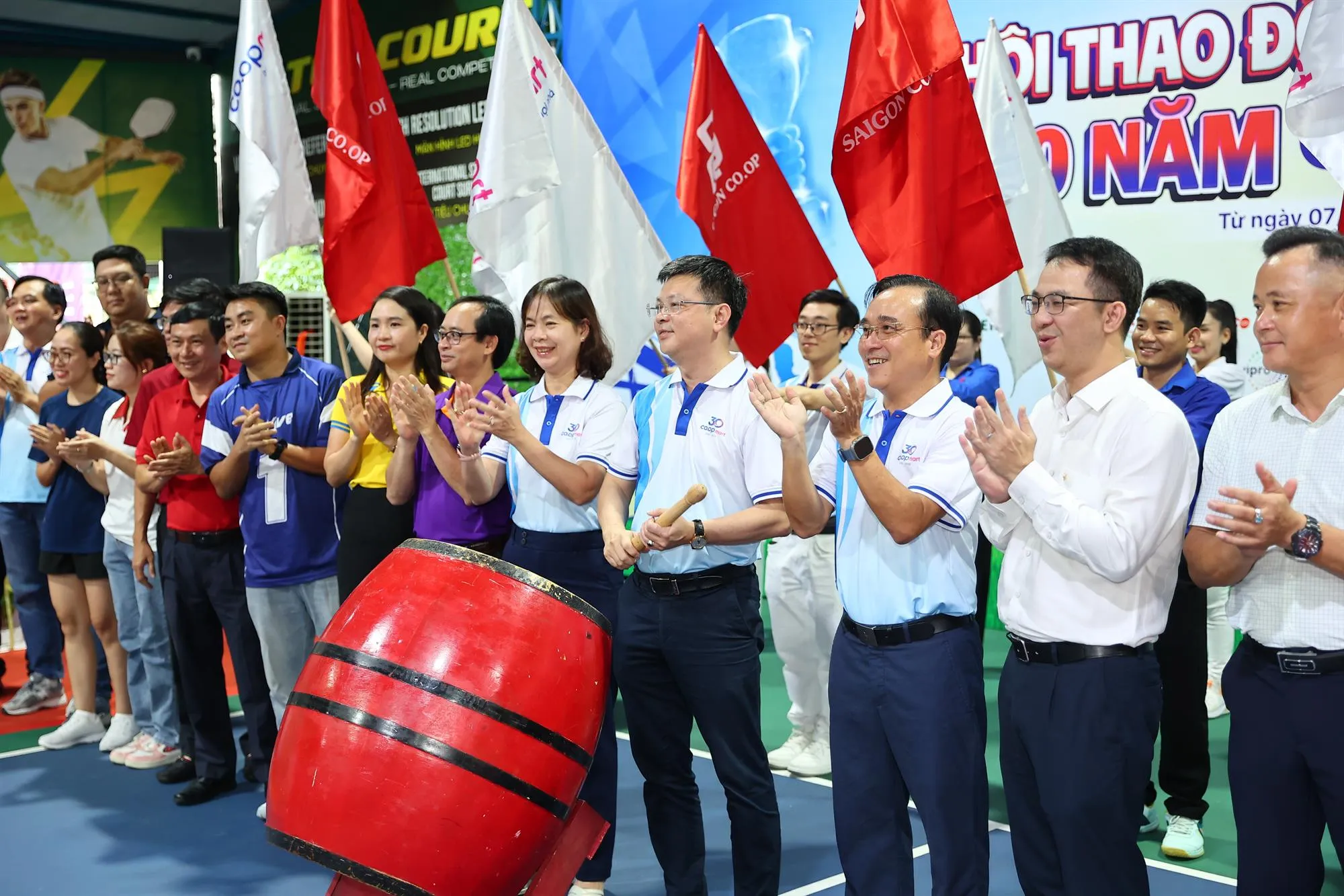 Saigon Co.op cùng đối tác thực hiện nghi thức đánh trống khai mạc, chính thức mở màn Hội thao 30 năm Co.opmart.