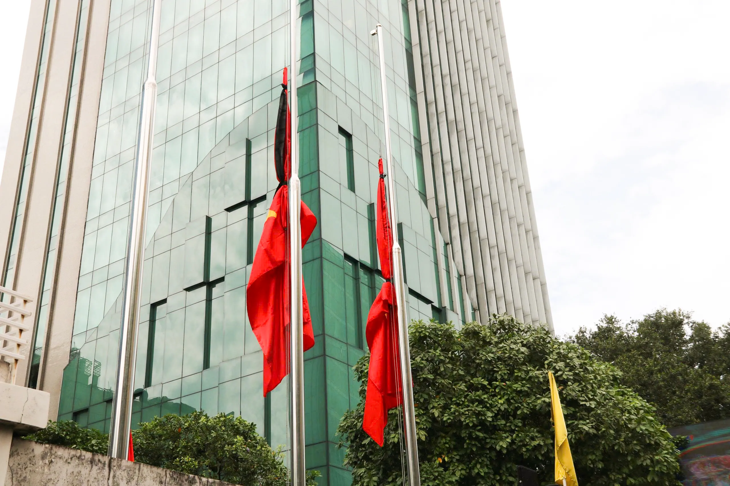 TP. Hồ Chí Minh treo cờ rủ Quốc tang tưởng niệm Chủ tịch Quốc hội Lào - Ảnh 6. TP. Hồ Chí Minh treo cờ rủ Quốc tang tưởng niệm Chủ tịch Quốc hội Lào - Ảnh 6.