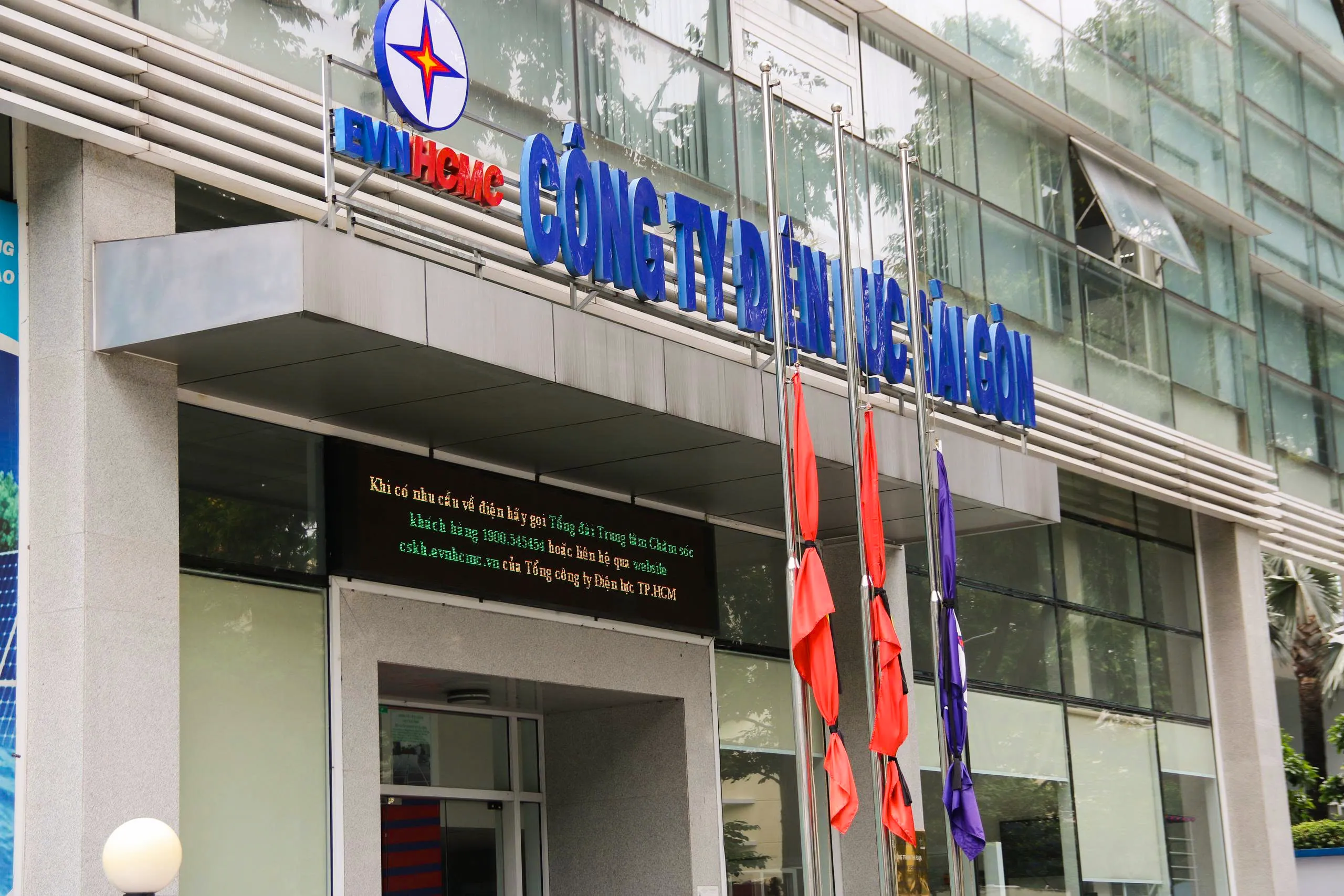 TP. Hồ Chí Minh treo cờ rủ Quốc tang tưởng niệm Chủ tịch Quốc hội Lào - Ảnh 9. TP. Hồ Chí Minh treo cờ rủ Quốc tang tưởng niệm Chủ tịch Quốc hội Lào - Ảnh 9.
