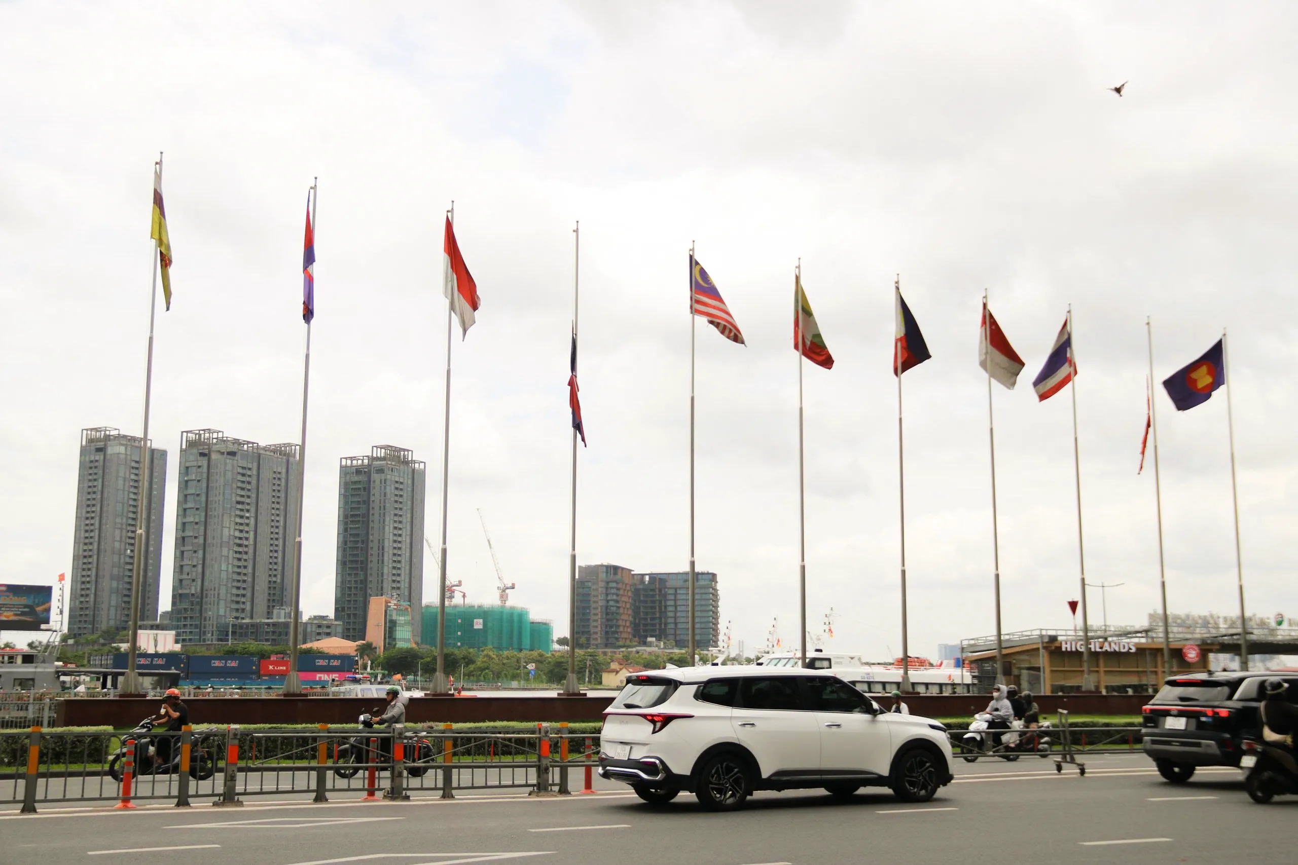 TP. Hồ Chí Minh treo cờ rủ Quốc tang tưởng niệm Chủ tịch Quốc hội Lào - Ảnh 11.