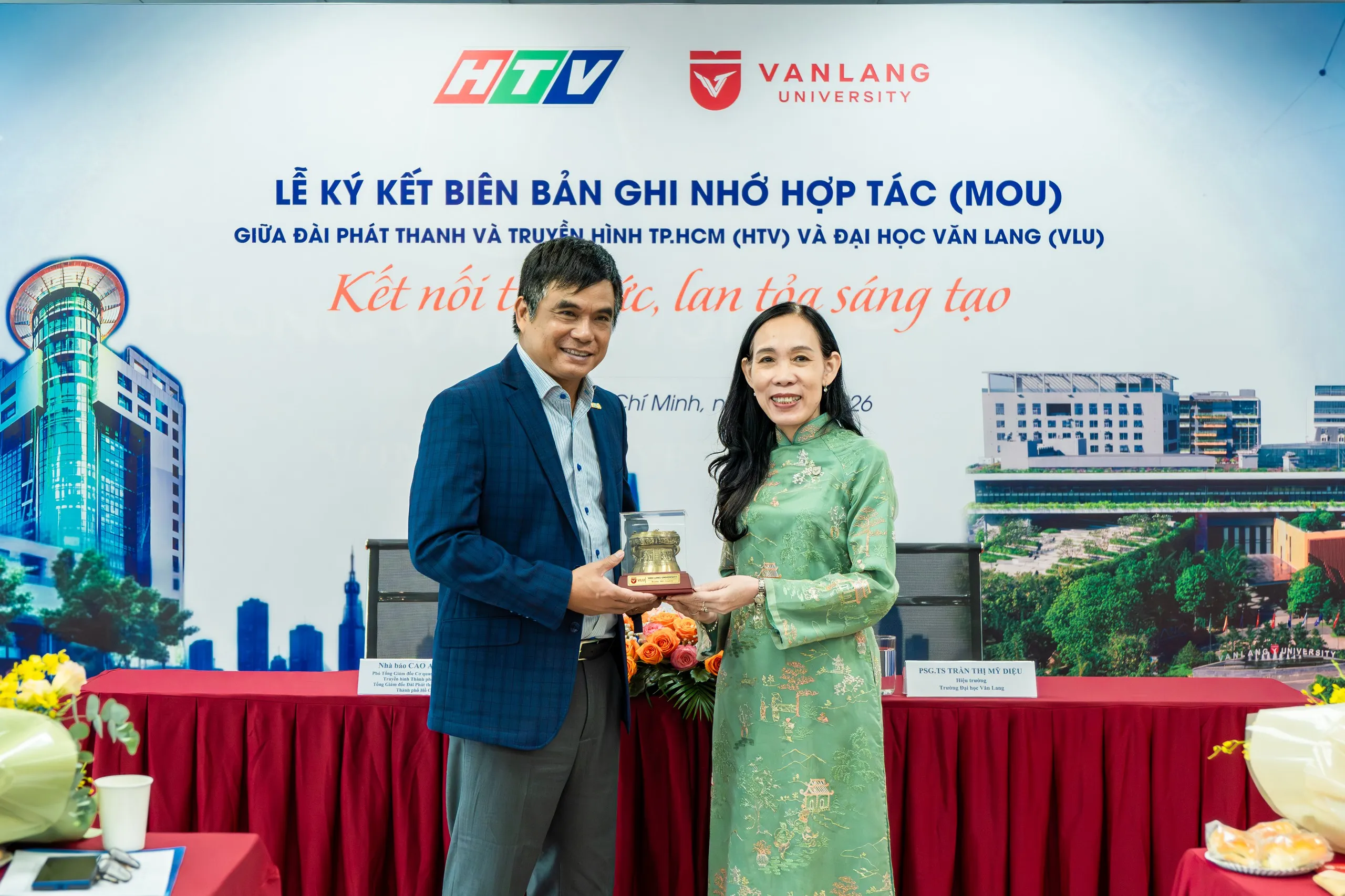 Lễ ký kết Biên bản ghi nhớ hợp tác giữa HTV và Trường Đại học Văn Lang trên tinh thần phát huy, đổi mới, sáng tạo, hiệu quả - Ảnh 10. Lễ ký kết Biên bản ghi nhớ hợp tác giữa HTV và Trường Đại học Văn Lang trên tinh thần phát huy, đổi mới, sáng tạo, hiệu quả - Ảnh 10.