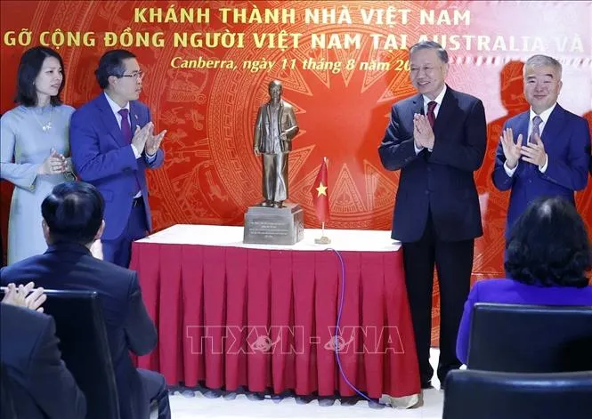 Tổng Bí thư, Chủ tịch nước Tô Lâm tặng bức tượng Chủ tịch Hồ Chí Minh cho Đại sứ quán Việt Nam tại Australia. Ảnh: Thống Nhất/TTXVN