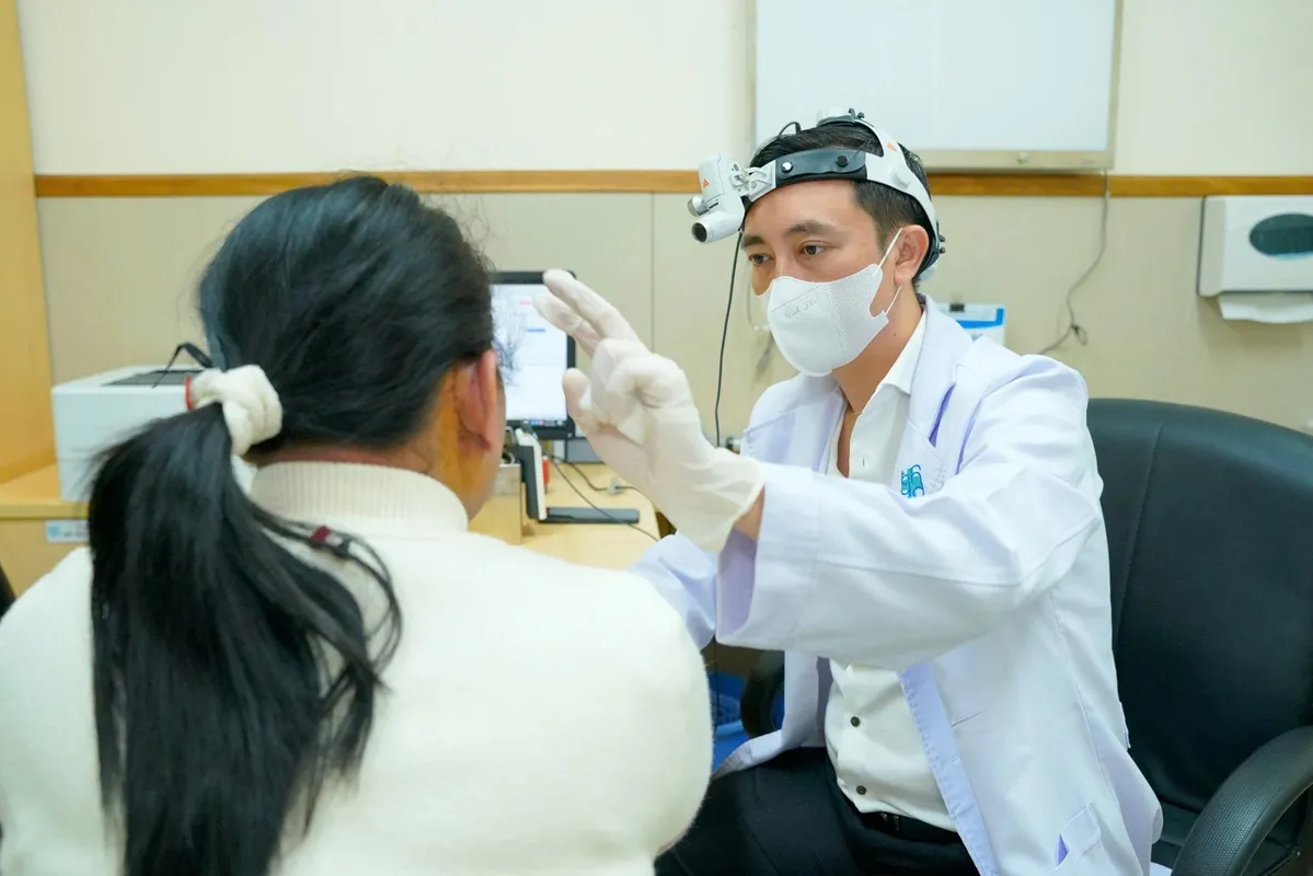 ThS BS. Lê Văn Vĩnh Quyền - Khoa Tai Mũi Họng thăm khám, kiểm tra cho 1 trường hợp cấy điện cực ốc tai tương tự