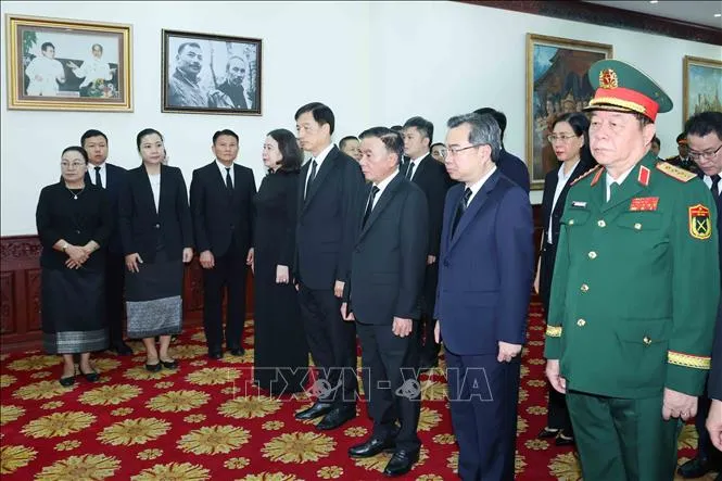 Đoàn Lãnh đạo Đảng, Nhà nước đến viếng đồng chí Xaysomphone Phomvihane, Ủy viên Bộ Chính trị, Chủ tịch Quốc hội Lào. Ảnh: Phương Hoa/TTXVN