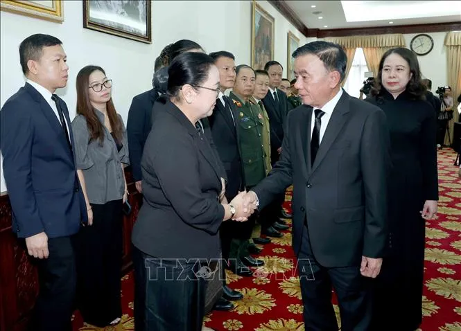 Thường trực Ban Bí thư Trần Cẩm Tú chia buồn với Đại sứ Lào tại Việt Nam Khamphao Ernthavanh. Ảnh: Phương Hoa/TTXVN
