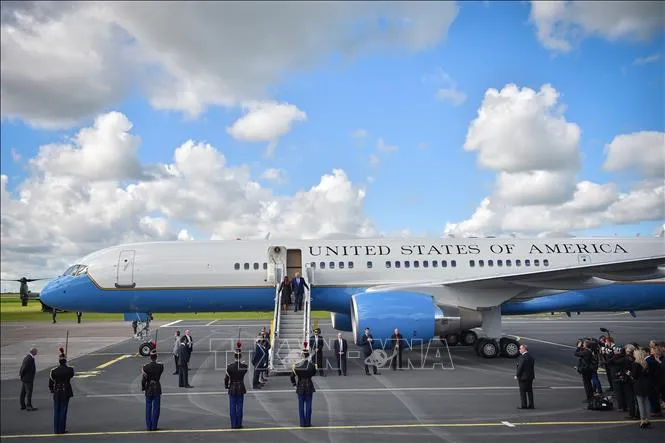 Chiếc máy bay Không lực Một cũ chở Tổng thống Mỹ Donald Trump sau khi hạ cánh xuống sân bay Caen-Carpiquet ở Normandy, Pháp, ngày 6/6/2019. Ảnh: AFP/TTXVN (Không được chia sẻ, khai thác bởi bên thứ ba)