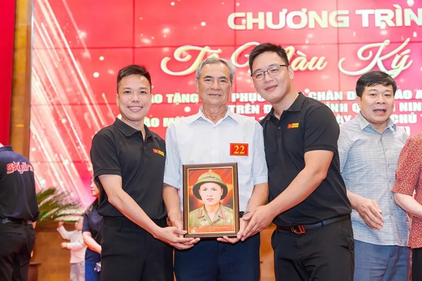 Anh Lê Văn Phúc (bên phải) trong một lần đi trao tặng chân dung liệt sĩ. Ảnh do nhân vật cung cấp Anh Lê Văn Phúc (bên phải) trong một lần đi trao tặng chân dung liệt sĩ. Ảnh do nhân vật cung cấp