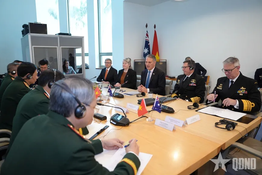 Phó Thủ tướng, Bộ trưởng Bộ Quốc phòng Australia Richard Marles phát biểu tại hội đàm
