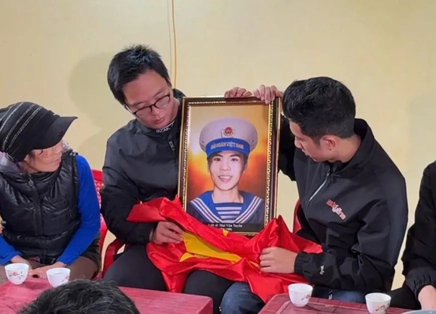 Anh Lê Văn Phúc (thứ hai, từ trái sang) trong một lần đi trao tặng chân dung liệt sĩ. Ảnh do nhân vật cung cấp Anh Lê Văn Phúc (thứ hai, từ trái sang) trong một lần đi trao tặng chân dung liệt sĩ. Ảnh do nhân vật cung cấp