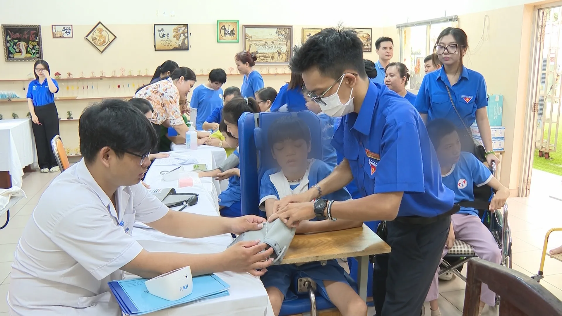 Chăm sóc sức khỏe toàn dân bắt đầu từ nhóm người yếu thế  - Ảnh 1.