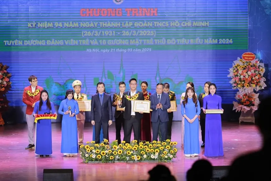Anh Lê Văn Phúc trong lễ tuyên dương 10 Gương mặt trẻ tiêu biểu Thủ đô năm 2024, tháng 3-2025. Ảnh do nhân vật cung cấp Anh Lê Văn Phúc trong lễ tuyên dương 10 Gương mặt trẻ tiêu biểu Thủ đô năm 2024, tháng 3-2025. Ảnh do nhân vật cung cấp