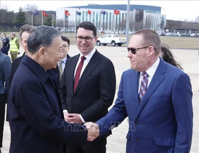Quan chức Australia tiễn Tổng Bí thư, Chủ tịch nước Tô Lâm tại sân bay quốc tế Canberra. Ảnh: Thống Nhất/TTXVN