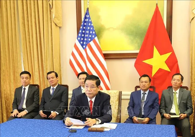 Thứ trưởng Bộ Quốc phòng Nguyễn Văn Gấu làm việc trực tuyến với Hạ nghị sĩ Chrissy Houlahan, Thành viên Ủy ban Quân vụ Hạ viện Mỹ. Ảnh: TTXVN phát