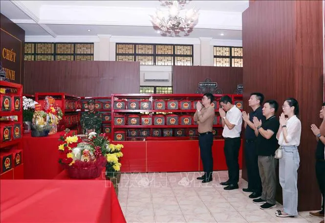 Thế hệ trẻ kính cẩn trước vong linh các Anh hùng liệt sĩ.