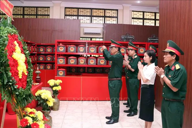 Đoàn đại biểu cán bộ Hội Cựu chiến binh Thành phố Hồ Chí Minh dâng hương tại Nhà tưởng niệm quàn hài cốt các liệt sĩ mới được tìm thấy tại Công viên Lê Thị Riêng.