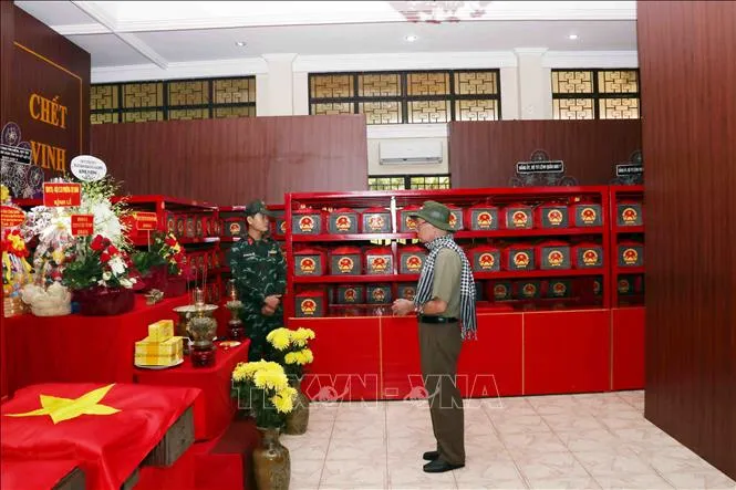 Cựu chiến binh Văn Trọng Cựu (81 tuổi, nguyên Chủ nhiệm Quân giới Trung đoàn 209, Sư đoàn 7, Quân đoàn 4, hiện ngụ tại phường Chợ Quán, Thành phố Hồ Chí Minh), xúc động dâng hương tưởng nhớ các đồng đội đã hy sinh.