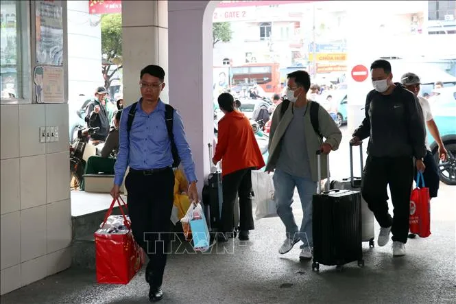 Hành khách di chuyển ra xe tại Bến xe miền Tây (TP Hồ Chí Minh). Ảnh minh họa: Tiến Lực/TTXVN